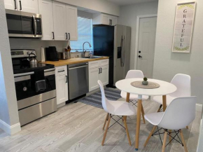 Lovely 2-beds Central Clearwater Apartment